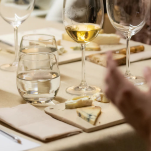 Cata de vinos y quesos en Barcelona